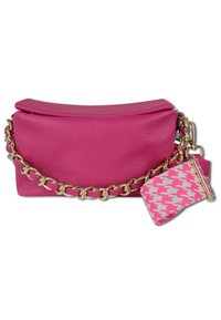 Rosa Lederhandtasche mit strukturierter Oberfläche, ausgestattet mit einem goldenen Kettenriemen und einem abnehmbaren Beutel im pink-weißen Hahnentrittmuster.