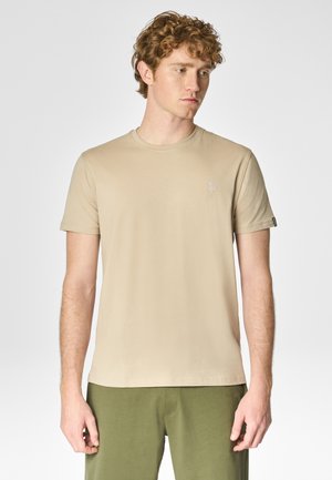 T-shirt in cotone beige con collo rotondo e maniche corte, caratterizzato da un logo ricamato sul lato sinistro del petto e un dettaglio con etichetta laterale.