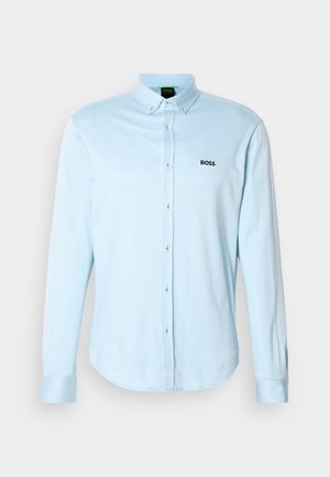 Lys blå langermet skjorte med knapp-ned krage, svart "BOSS"-logo og glatt stoff med avrundet nederkant.