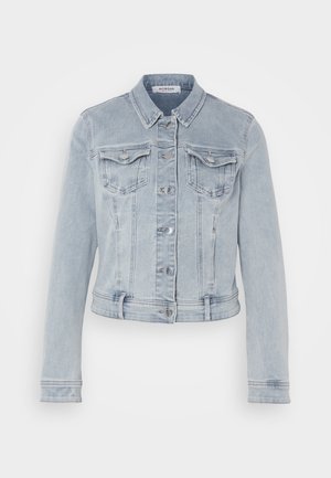 Lichtblauwe denimjasje met lange mouwen, knoopsluiting aan de voorkant, twee borstzakken en subtiele vervaagde details. Het cropped ontwerp accentueert de silhoette.