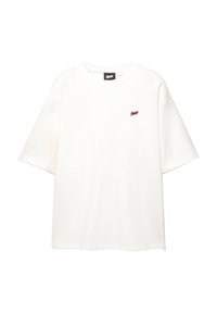 Hvid bomulds t-shirt med korte, brede ærmer. Har et lille, broderet logo i rødt på venstre bryst. Klassisk crewneck design.