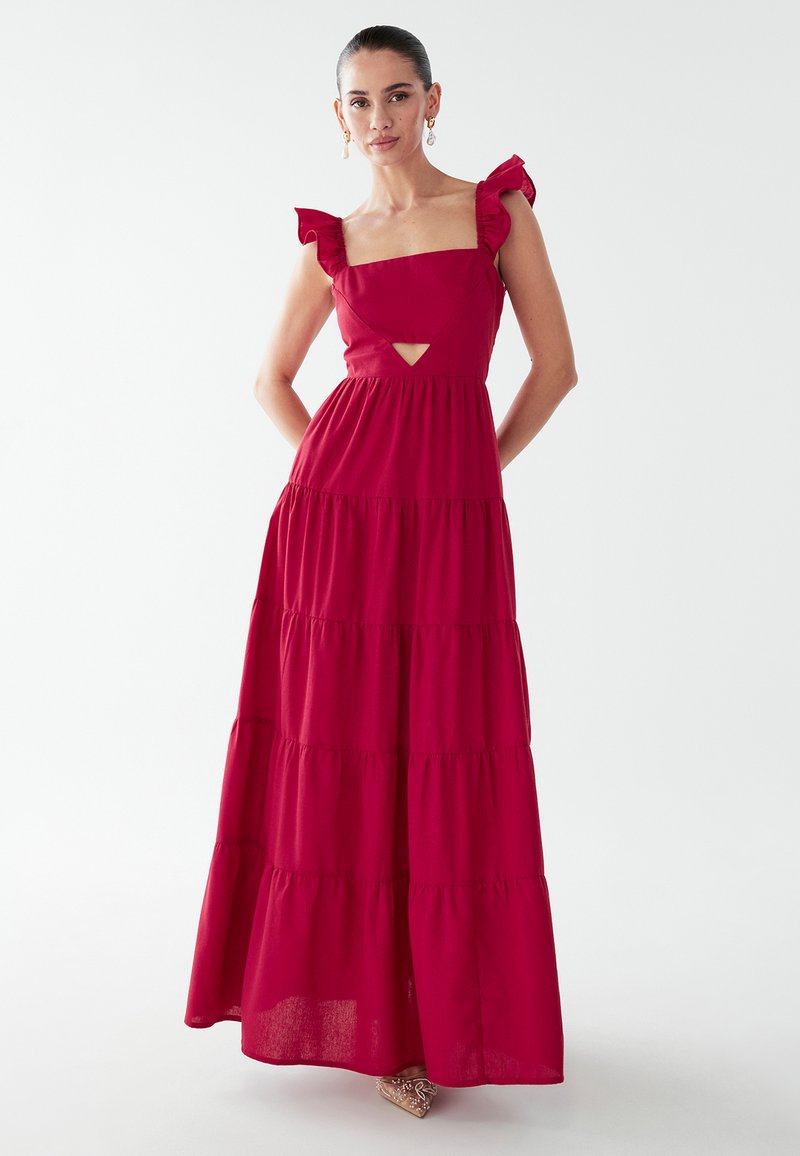 Vestido maxi rojo con volantes en capas, escote cuadrado y tirantes con volantes. Presenta un detalle de corte bajo el busto y una silueta fluida.