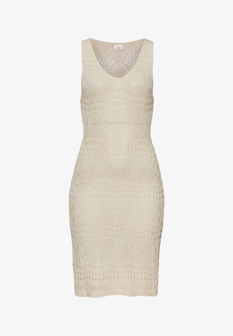 Beige neulemekko, jossa on v-aukko, ilman hihoja, ja jossa on monimutkaisia geometrisia kuvioita sekä polven ylle ulottuva siluetti.