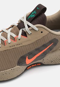 Nike Performance JUNIPER TRAIL 3 - Løbesko trail - khaki/hyper crimson/velvet brown/vintage coral/laser orange/stadium green
