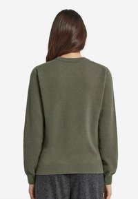 Oliwkowy sweter z okrągłym dekoltem, z prążkowanymi mankietami i dołem. Posiada długie rękawy oraz gładką teksturę z dopasowanym krojem.