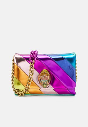 Petit sac à main avec des rayures diagonales brillantes aux couleurs de l’arc-en-ciel, une bandoulière chaîne dorée et un fermoir bijou en forme de coquillage.