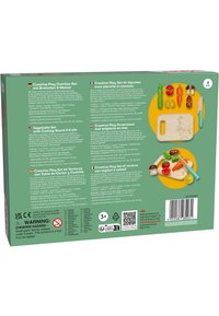 Het speelgoed groenteset bevat een houten snijplank en mes, met kleurrijke plastic groenten zoals tomaten en wortels in verschillende vormen.