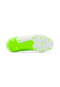 Chuteira com uma parte superior verde elegante e sola branca. Apresenta cravos de tração visíveis em amarelo neon contrastante, texturizados para melhor aderência.
