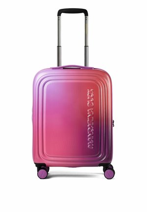 Harde koffer met paarse naar roze verloop, vier wielen, telescopisch zwart handvat en geperst "MANDARINA DUCK"-logo aan de voorkant.