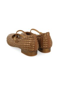 Bailarinas de cuero trenzado marrón con un tacón bajo, correa ajustable en el tobillo y punta lisa; cuentan con una superficie texturizada y un diseño elegante.