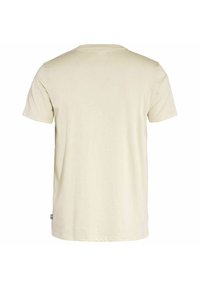 Beige kortermet T-skjorte laget av lett bomull. Har en klassisk rund hals, avslappet passform og en liten logo detalj ved kanten.