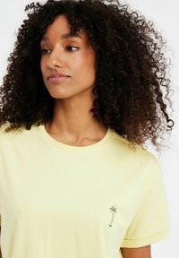 Protest PRTELSAO - Camiseta básica - macaroonyellow
