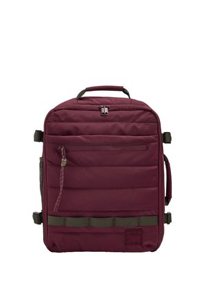 Kwadratowy bordowy plecak z wyściełanym przodem, górną rączką, bocznymi paskami, przednią kieszenią na suwak i zielonymi poziomymi pętlami.