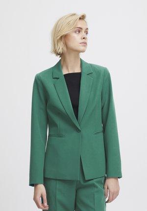 Zelený přizpůsobený blazer s výstřihovými klopami, jedním knoflíkem a dvěma předními kapsami. Hladká textura a strukturovaný střih.