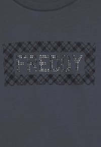 T-shirt grigio scuro con la scritta "FREDDY" in strass, circondata da un bordo decorato in tonalità più scure. Maniche corte, texture morbida.