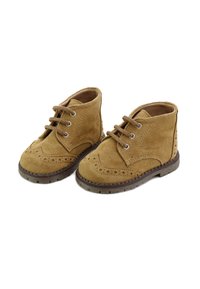 Botas de tobillo de ante marrón con diseño de cordones, punta redonda, detalles de brogue en la parte frontal y suela de goma para tracción.