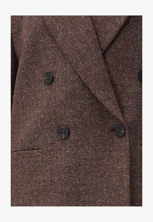 Brązowa marynarka dwurzędowa w wzór jodełki, z czarnymi guzikami i klapami.