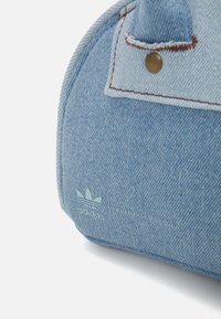 adidas Originals KSENIASCHNAIDER MINI BOWLING - Mala de mão - medium blue denim/light denim