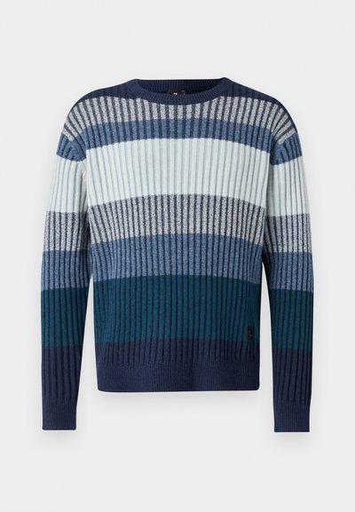 Πλεκτό πουλόβερ με ριγέ υφή, με οριζόντιες ρίγες σε αποχρώσεις του μπλε, τυρκουάζ και γκρι. Στρογγυλή λαιμόκοψη και μακριά μανίκια.