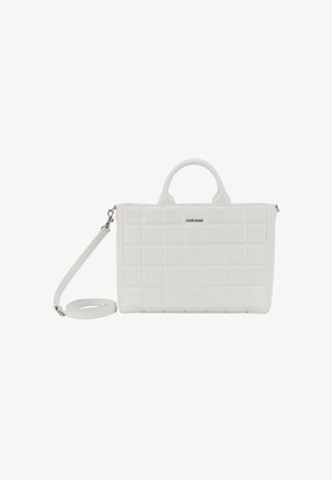 Hvid quilted håndtaske med dobbelte håndtag, aftagelig skulderrem og diskrete hardware-detaljer. Glat overflade, rektangulær form.