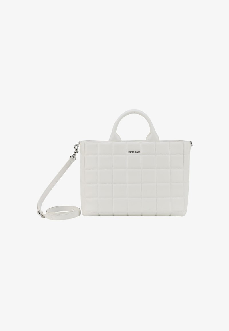 Bela prešita torbica z dvojima ročaji, snemljivim ramenskim trakom in diskretnimi okrasnimi elementi. Gladka tekstura, pravokotna oblika.