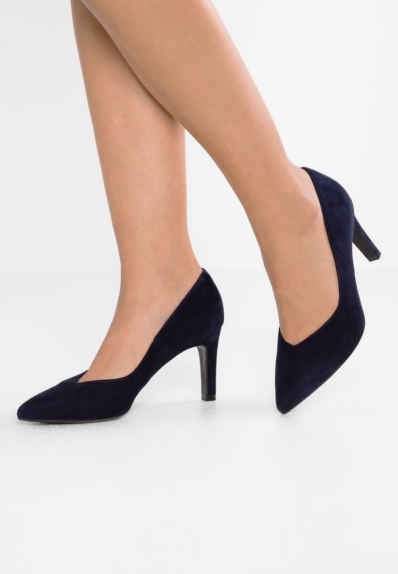 Escarpins en daim bleu marine avec un bout pointu, une silhouette élégante et un talon brillant de 10 cm. Texture lisse avec un design simple.
