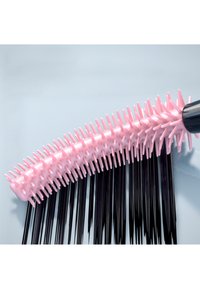 Spazzola per capelli rosa con impugnatura ergonomica, caratterizzata da una combinazione di setole corte e morbide e denti lunghi e stretti, su uno sfondo chiaro.
