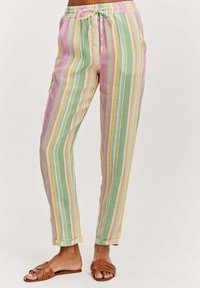 Pruhované ľanové nohavice v pastelových odtieňoch zelenej, ružovej, žltej a modrej s elastickým pásom a šnúrkou na stiahnutie. Voľný strih.