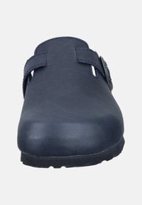 Granatowe, zamknięte buty na stopę na łatwe zakładanie z regulowanym paskiem na klamrę i czarną podeszwą, pokazane z przodu na jasnym tle.