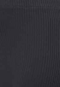 Tecido cinza escuro com textura suave e nervurada. Apresenta linhas verticais e uma cinturilha lisa na parte superior. Ideal para um design ajustado.