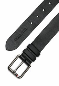 Cintura in pelle nera con finitura opaca, fibbia in metallo argento e tre passanti in pelle nera. Presenta cinque fori per la regolazione della misura.