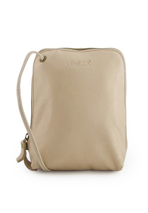 Beige læder crossbody taske med top lynlås, præget "VENEZIA" logo og justerbar tynd rem, der er trukket gennem en metaløje.