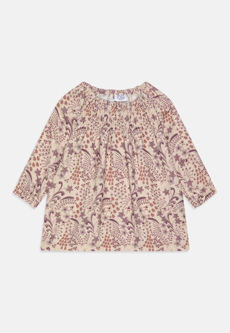 Lagani bluzon dugih rukava s cvjetnim uzorkom u crvenoj i ljubičastoj boji na krem pozadini, s naglašeno naboranim izrezom.