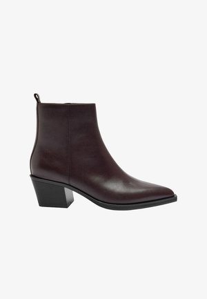 Ciemnobrązowy skórzany botek za kostkę z szpiczastym noskiem, obcasem na klocku i pętelką z tyłu, pokazany z boku na białym tle.