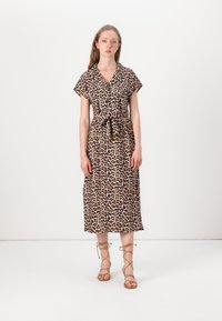 Rochie cu imprimeu leopard, cu mâneci scurte, talie legată și lungime midi. Fabricată dintr-un material ușor, cu o textură netedă. Stilizată cu sandale cu curea.