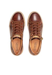 Chaussures en cuir marron avec des bouts ronds, à lacets, et semelle en caoutchouc. Présentent des accessoires en métal doré et des accents texturés sur les côtés.