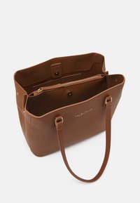 Hnědá kožená taška na rameno s texturovaným povrchem, otevřeným vrchním designem, dvěma popruhy a vnitřní kapsou na zip pro bezpečné uložení. Zlaté embossované logo.