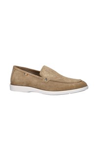 Beige suedine loafers met een ronde neus, witte rubberen zool en minimale stikdetails. Beschikt over een klein gekleurd label aan de zijkant.