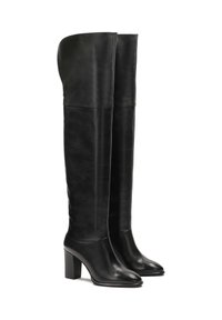 Pāri ceļiem esošas melnas ādas zābaki ar plūstošu formu, gludu tekstūru, kvadrātveida papēžiem un norādītu purngalu. Šuvju detaļas gar šuvēm.