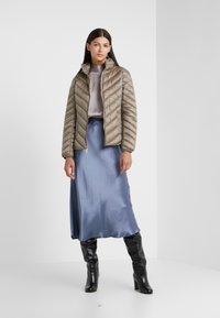 MICHAEL Michael Kors SHORT PACKABLE  - Casaco de penas - taupe