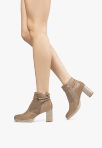 NeroGiardini E409730D - Stivaletti con plateau - cuoio