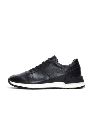 Czarny skórzany sneaker z fakturowaną powierzchnią, sznurowany z przodu, z białą środkową podeszwą i czarną gumową podeszwą zewnętrzną, pokazany z boku na białym tle.