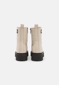 Tommy Jeans URBAN BOOT - Gležnjače s platformom - bleached stone