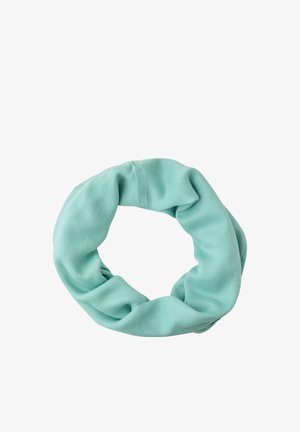 Miękki, jasnoniebieski szal typu infinity ułożony na płasko w kształt koła na białym tle.