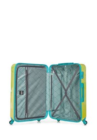 Valise extensible de couleur jaune vif et turquoise, dotée d'un intérieur en bleu clair matelassé, d'un compartiment zippé et de sangles croisées pour l'organisation.
