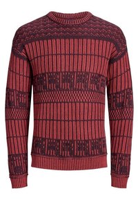Roter und dunkelblauer Pullover mit Muster, der ein strukturiertes Design, einen Rundhalsausschnitt sowie gerippte Bündchen und Saum aufweist.