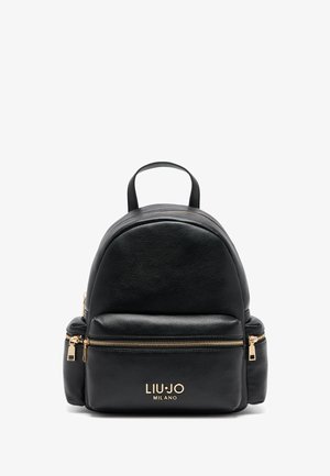 Must mustseljast seljakott ümarate kujunditega, kuldsete aksessuaaridega, kahe lukuga tasku ja pealt kantav käepide. LIU·JO Milano logo.