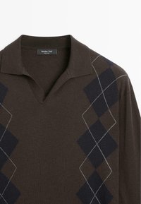 Maglione marrone a maglia con collo a camicia, caratterizzato da un motivo a diamante in blu navy e azzurro chiaro bordato da cuciture bianche.