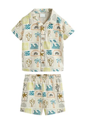 Kurzarm-Button-up-Hemd und Shorts-Set mit Kaktus-, Palmen-, Wellen- und Bogenmustern in Blau, Grün, Braun und Beige auf weißem Hintergrund.