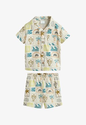 Súprava skladaná z krátkym rukávom košele na zapínanie na gombíky a šortiek s motívmi kaktusov, palm, vĺn a oblúkov v modrej, zelenej, hnedej a béžovej farbe na bielom pozadí.